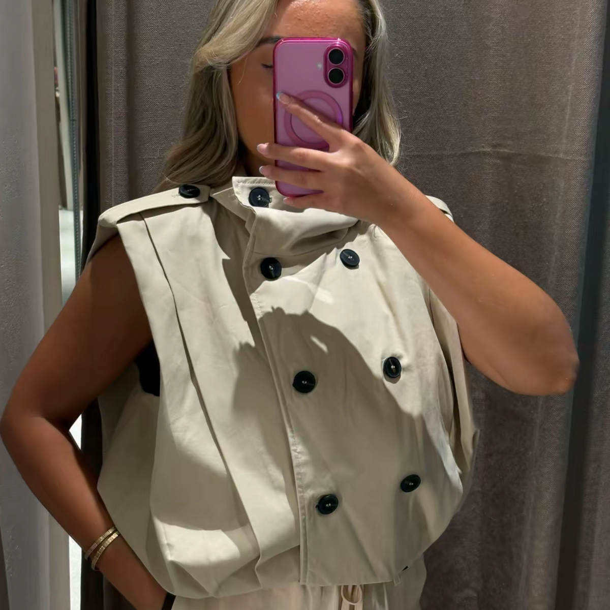 Sleeveless jacket