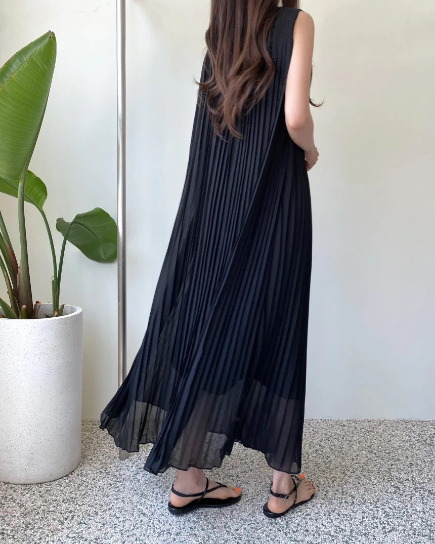 Sleeveless pleated dress