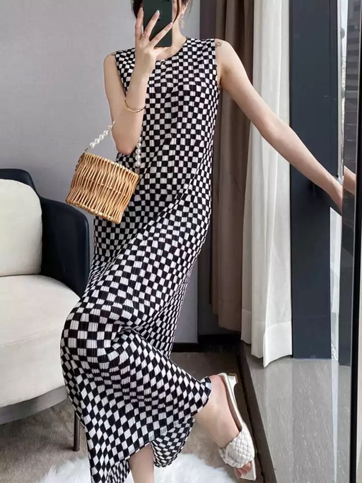 Checked sleeveless pleated dress