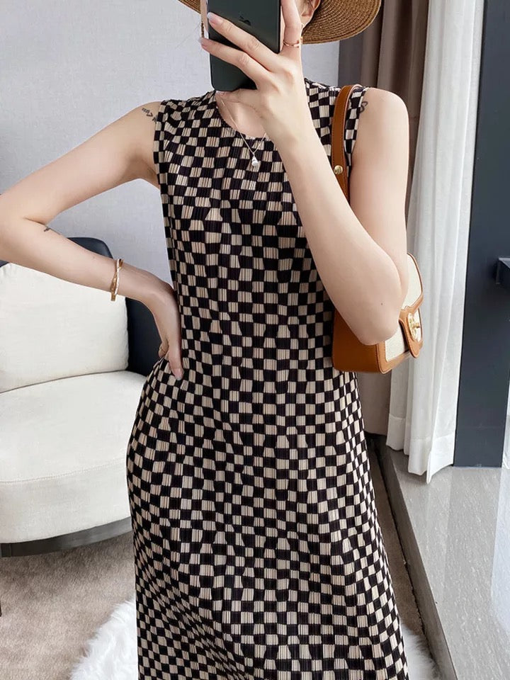 Checked sleeveless pleated dress