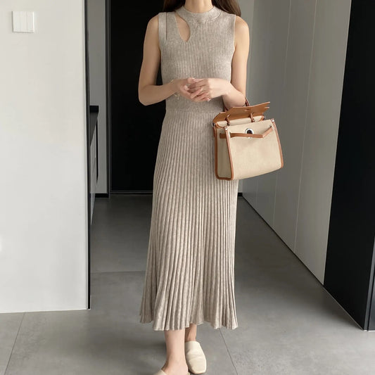 Sleeveless knitted pleated dress