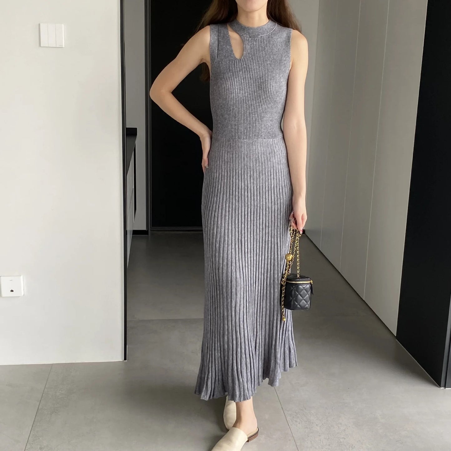 Sleeveless knitted pleated dress