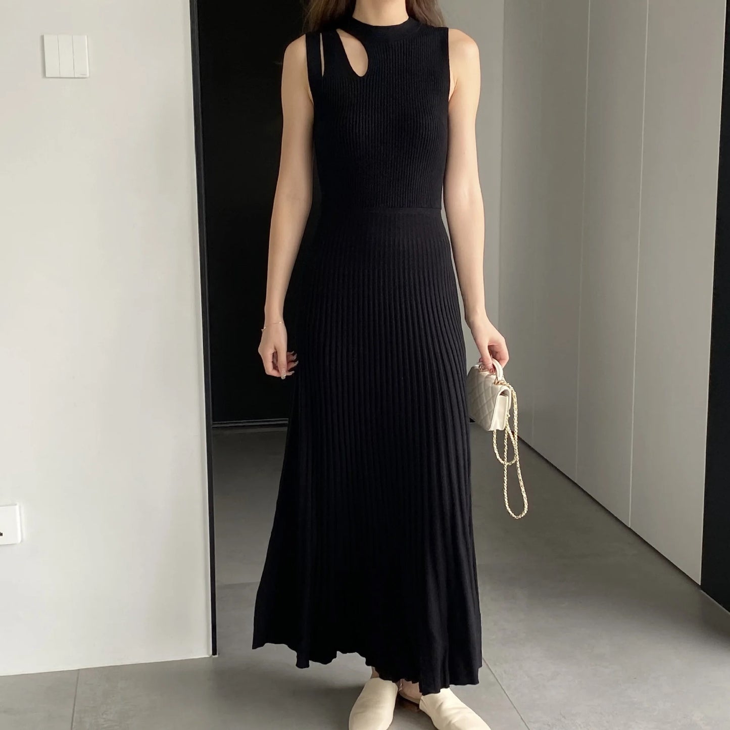 Sleeveless knitted pleated dress